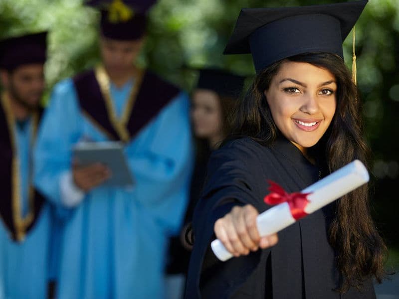 Egresada de Cyade Cancún en su ceremonia de graduación